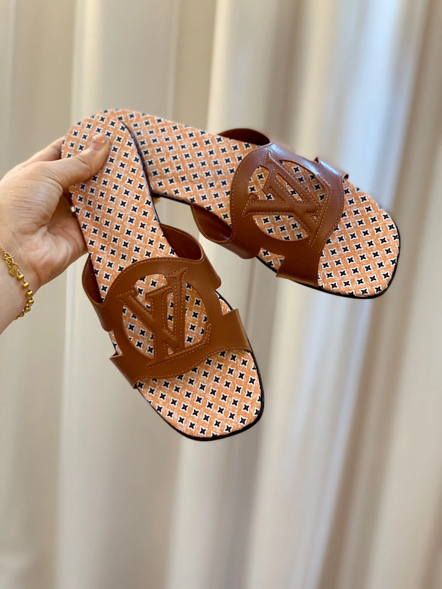 SE1138 LV Isola Flat Mule / Size5-11