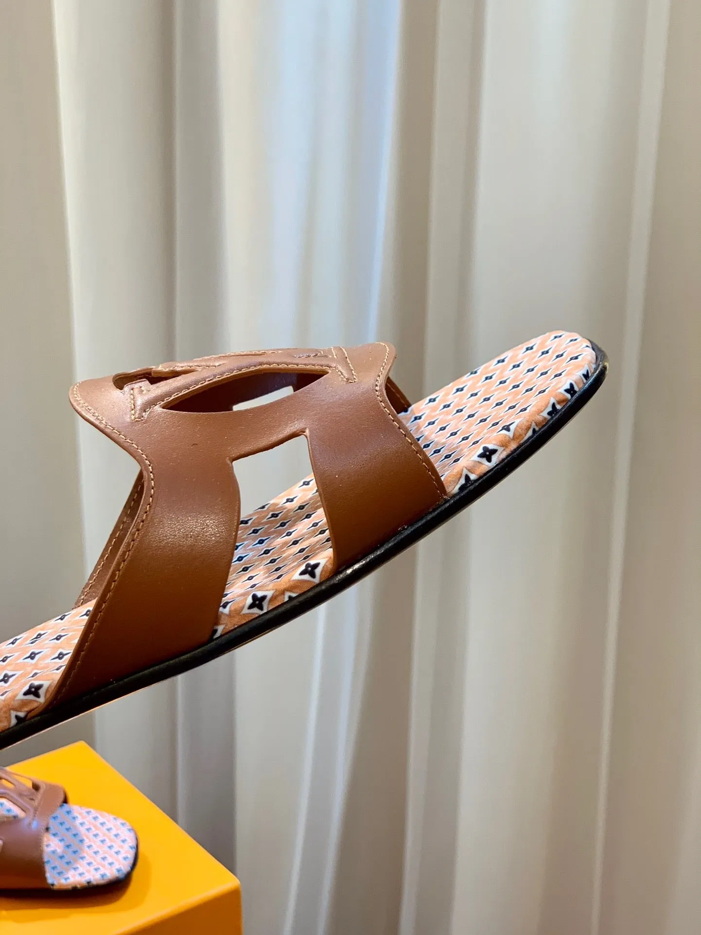 SE1138 LV Isola Flat Mule / Size5-11