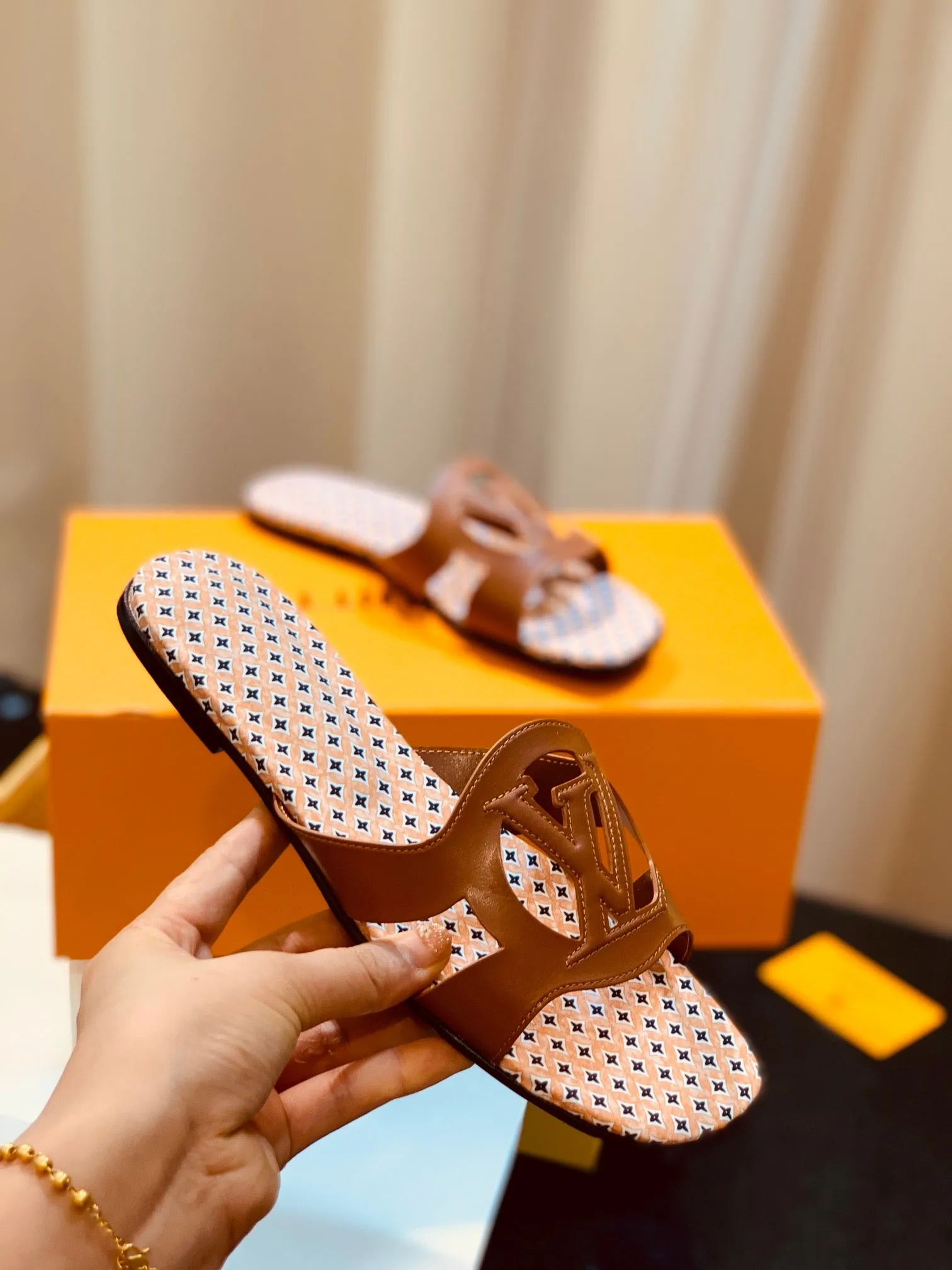 SE1138 LV Isola Flat Mule / Size5-11
