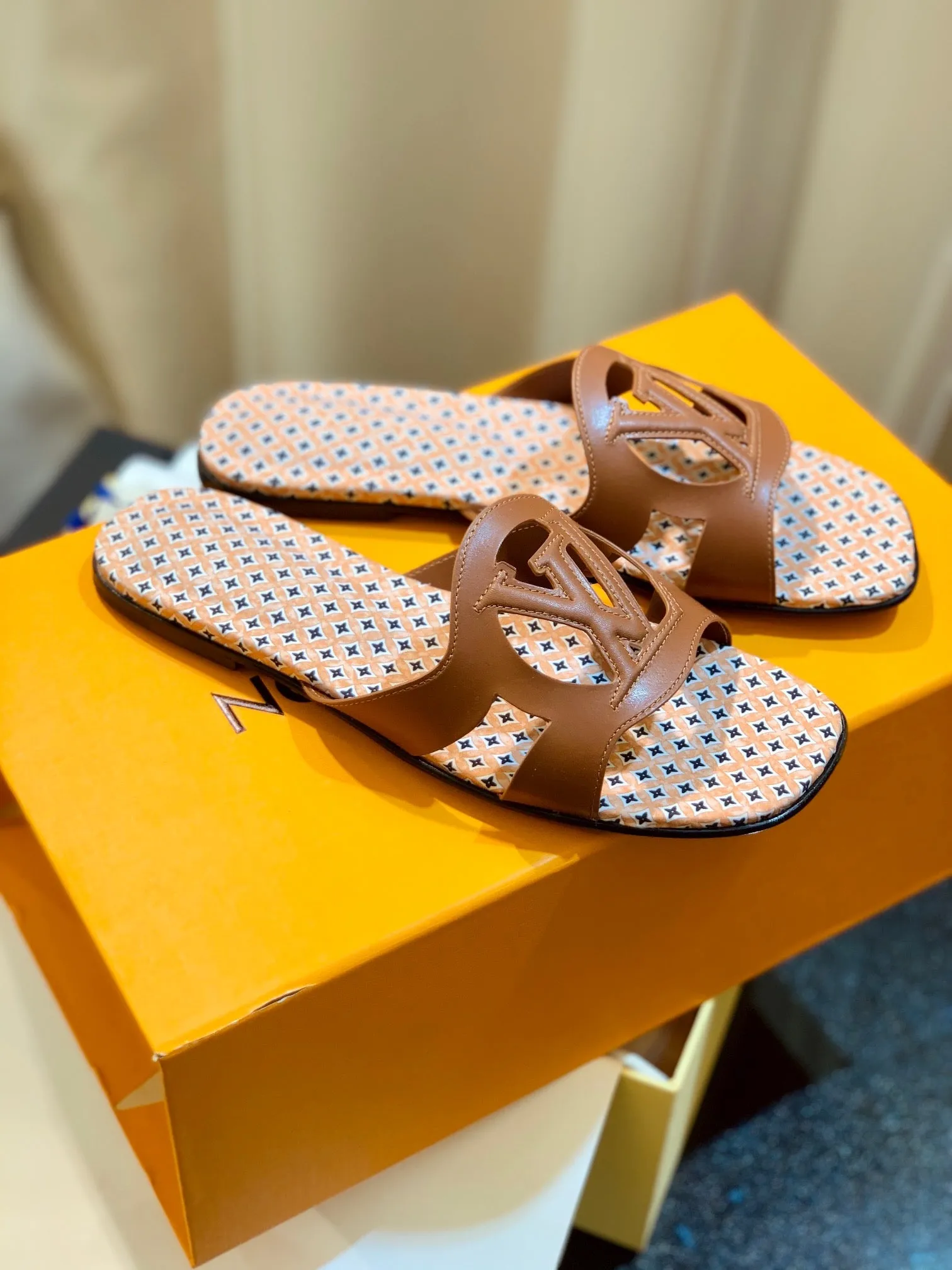 SE1138 LV Isola Flat Mule / Size5-11
