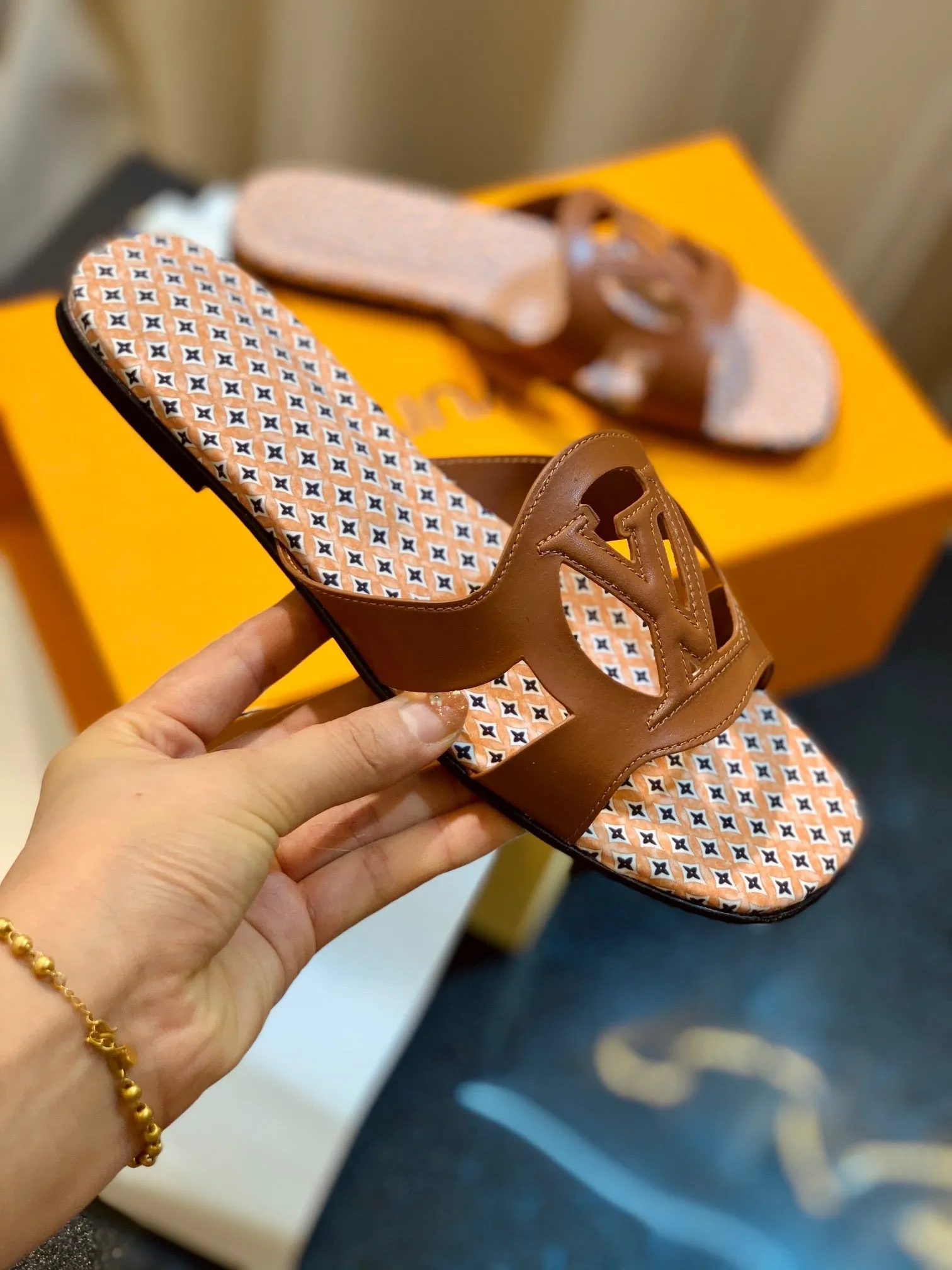 SE1138 LV Isola Flat Mule / Size5-11