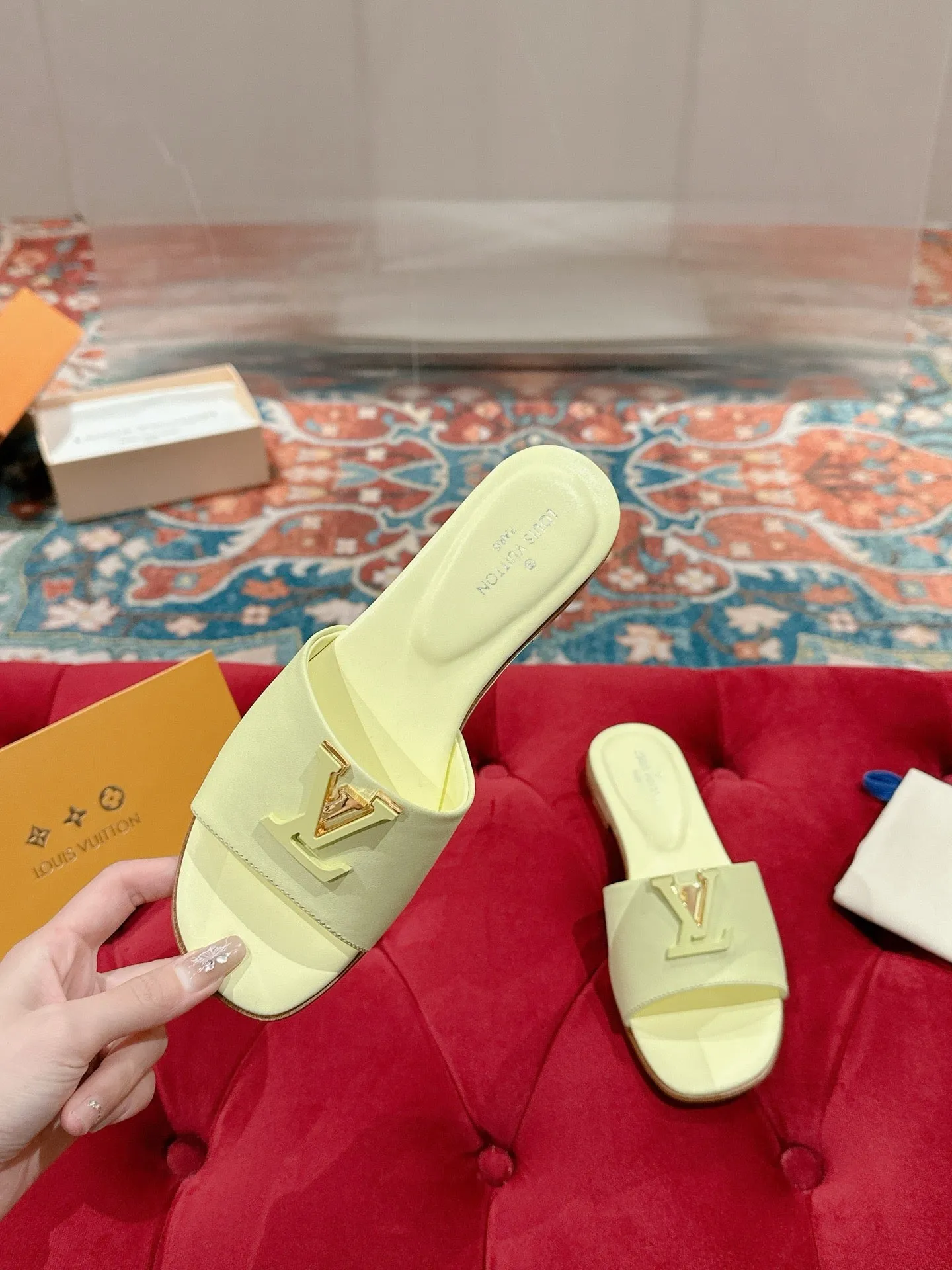 SE1424 LB Capri Flat Mule / Size5-10